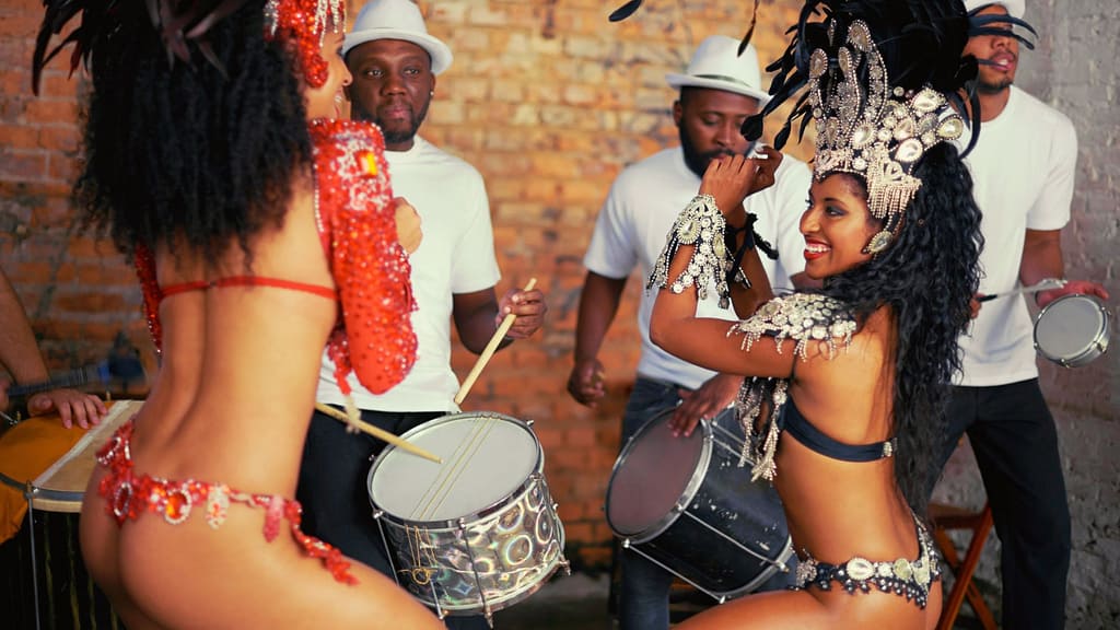 Danseuses et musiciens brésiliens jouant des percussions lors d’une performance festive.