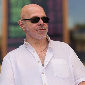Portrait de Célio Mattos, musicien, compositeur et producteur, fondateur de Brasil Productions