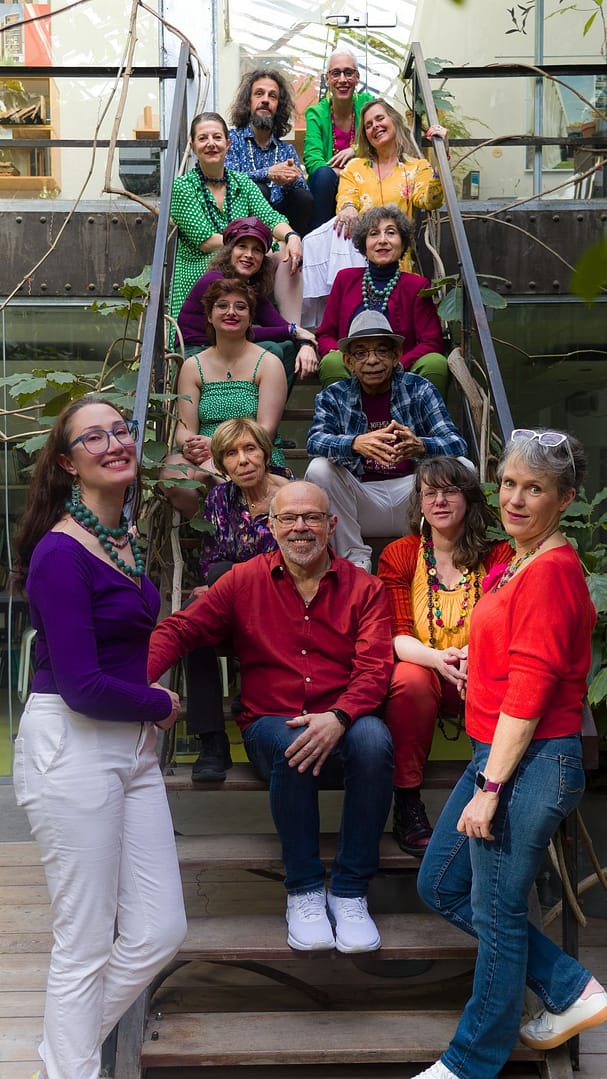 Le collectif EspaceTempo photographié dans l’escalier du Studio des Hérideaux à Lyon, mars 2025 – captation de la session Gamboa (photo : Raphaelle Bois)